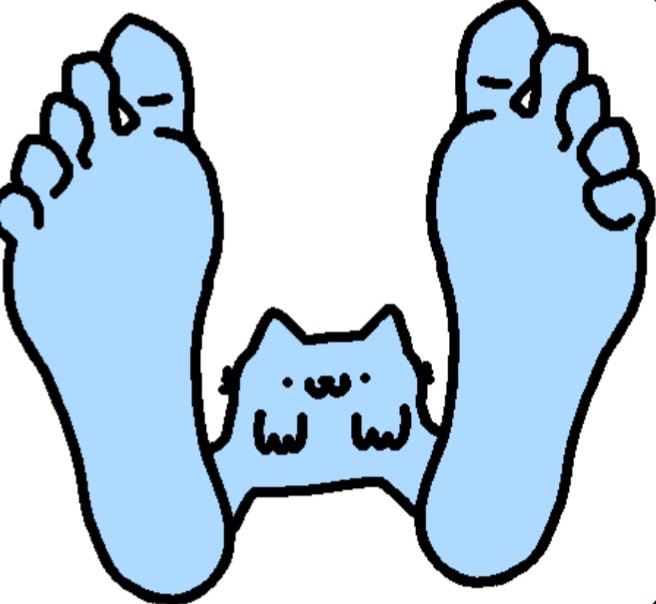 Маленький голубой котик между двумя большими голубыми ступнями